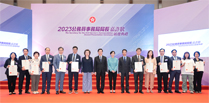 相片：行政长官李家超（左八）、公务员事务局局长杨何蓓茵（左七）、公务员敍用委员会主席郑美施（左九）与叶志海（左六）、蔡坤荣（右四）、古小平（右三）、梁月庆（右二）和黄玉玲（右一）等得奖者合照。